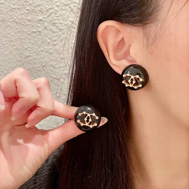 Chanel round double C diamond earrings DDD