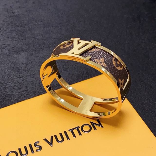 New product, original goods, Lv wide leather pattern printed bracelet, Louis Vu