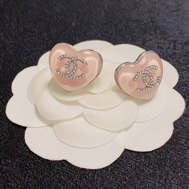 Chanel Chanel double C heart light pink spring and summer color new diamond earr