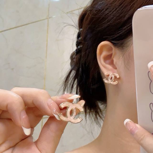 New Chanel Xiaoxiang high-end light pink earrings are available at the counter