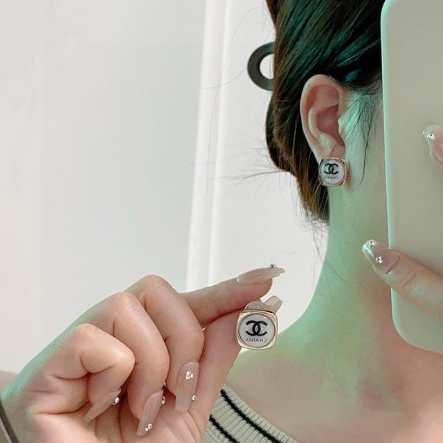 Xiaohongshu recommends new earrings Chanel Chanel earrings