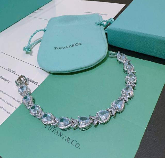 Exclusively customized Tiff Tiffany bracelet commemorative model behind the sce