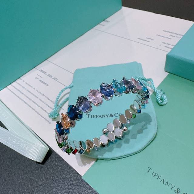 Exclusively customized Tiff Tiffany bracelet commemorative model behind the sce