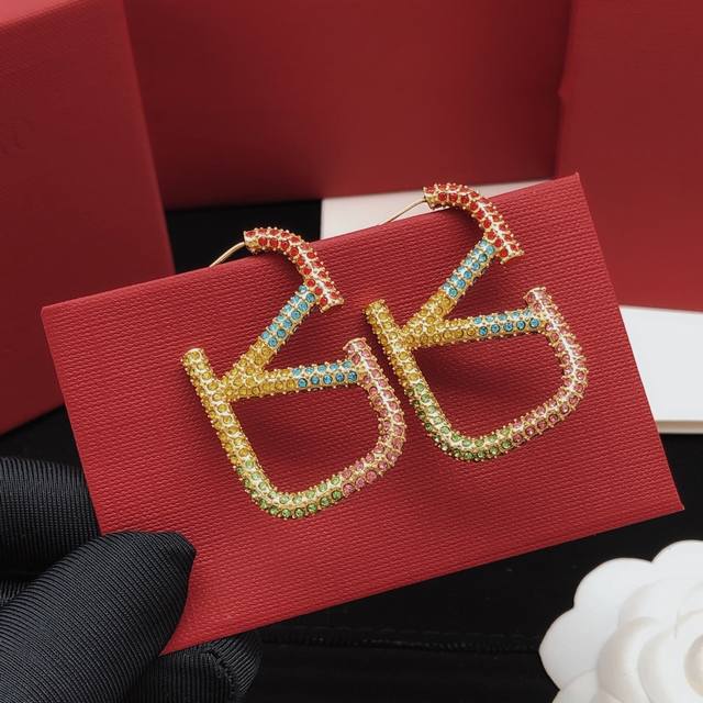 No.Ved0106 Valentino's latest V-shaped diamond earrings are made of brass and ar