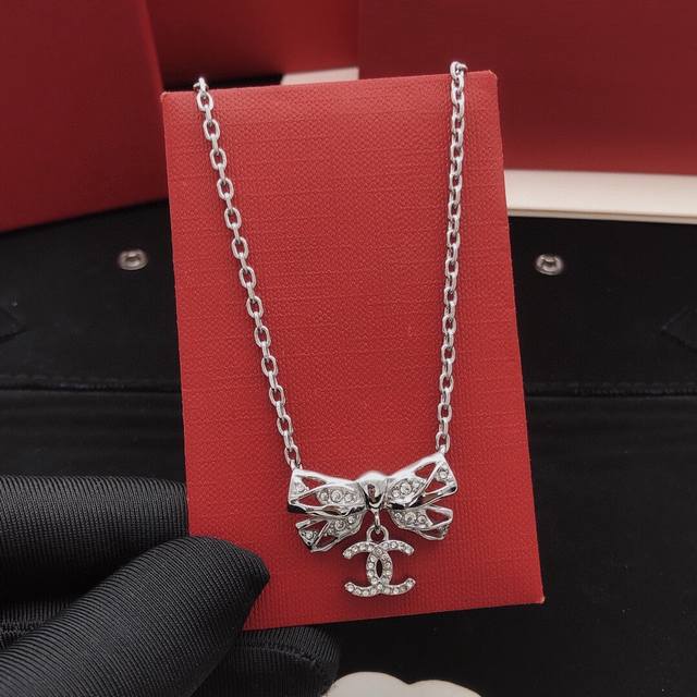 No.Xxl0342 Ch*Nel latest bow necklace consistent Zp brass material DDD