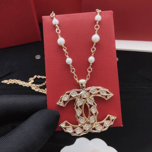 No.Xxl0325 Horse-eye crystal diamond twisted light gold hollow double C necklace