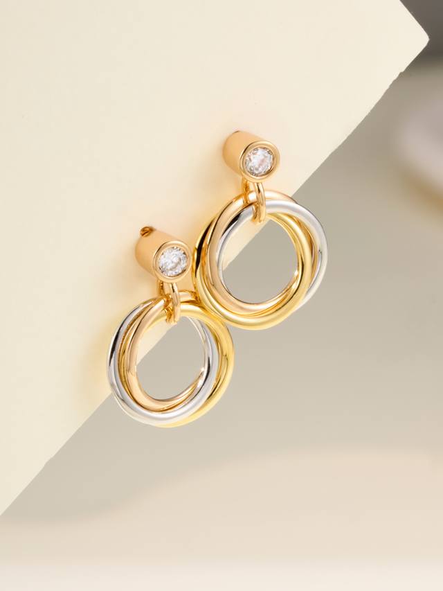 Trinity The three-ring earring is inlaid with a bright round diamond. It is a co