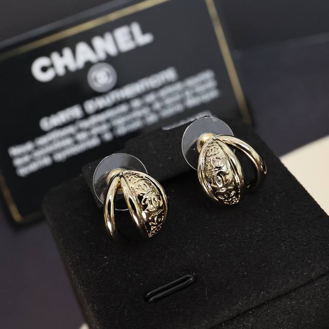 25A small walnut earrings The iconic double C of Chanel is simple and textured T