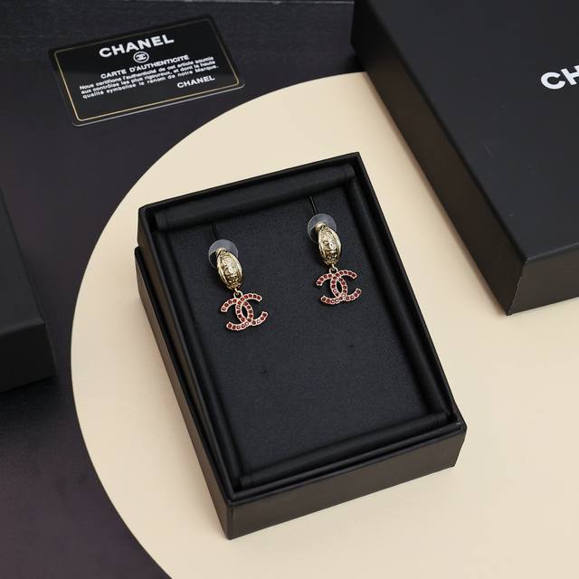 25A Reddish brown rhinestone earrings Chanel's iconic double C is simple and tex