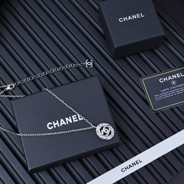 Chanel25S Full diamond oval feather necklace Chanel high beads give you a sense