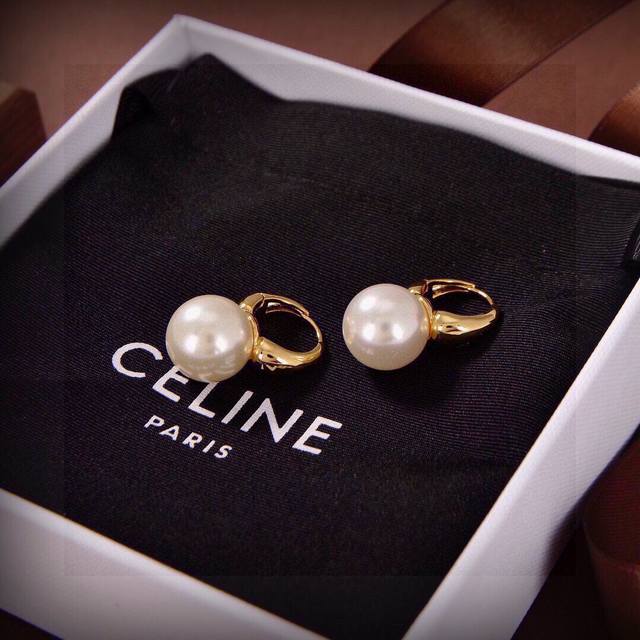 Celine's new gold pearl earrings have a unique design and personality, subvertin