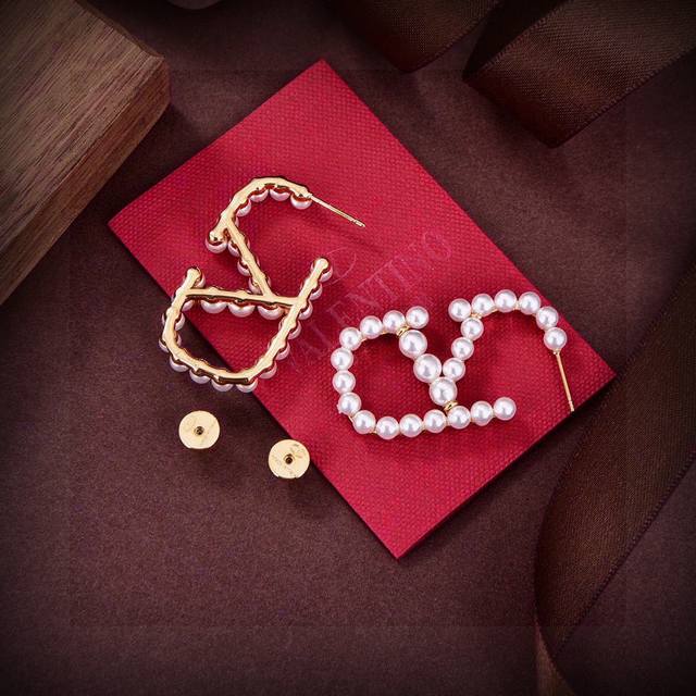Valentino Valentino pearl earrings are a new hit on the Internet. Simple and sty
