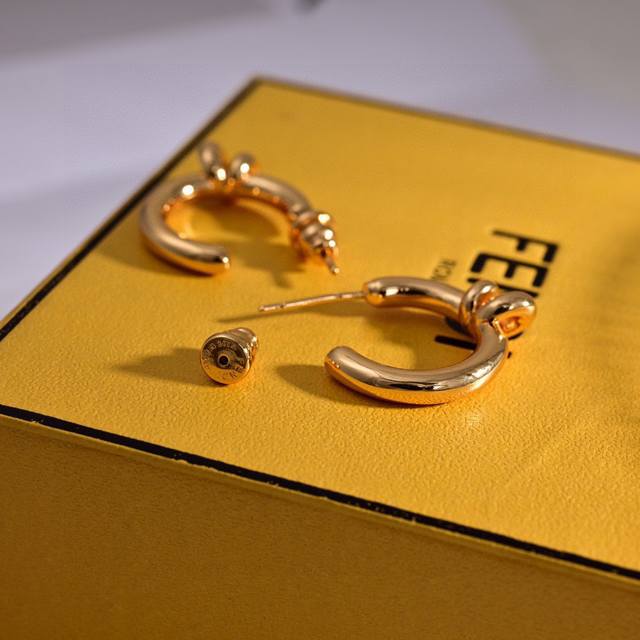 New Fendi Logo Earrings High-end Customized Hot-selling New Model Simple and El