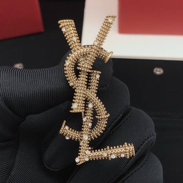 No.Yxz0038 Yvessaintlauren*Latest twist brooch consistent Zp brass material DDD