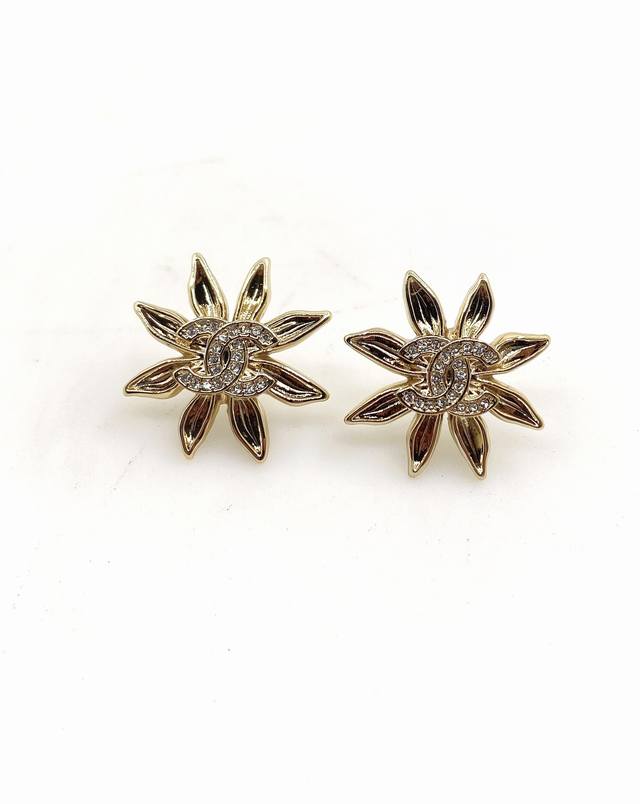 Chanel latest light gold octagonal star Cc earrings consistent Zp brass material