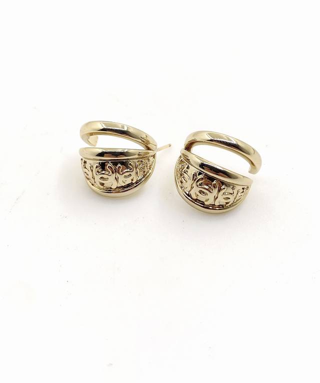 Chanel latest hollow asymmetrical earrings consistent Zp brass material DDD