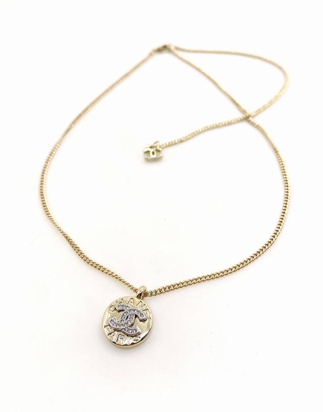 Chanel latest light gold round Cc necklace consistent Zp brass material DDD