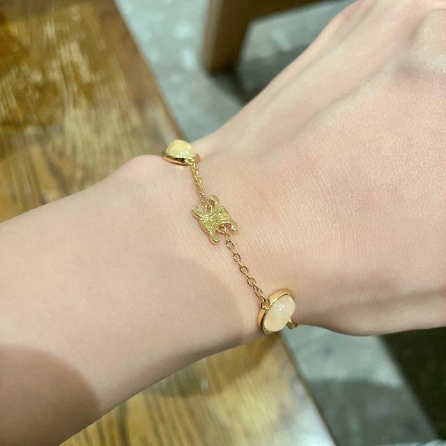 Celine Arc de Triomphe Fashionable and versatile bracelet with a ladylike tempe