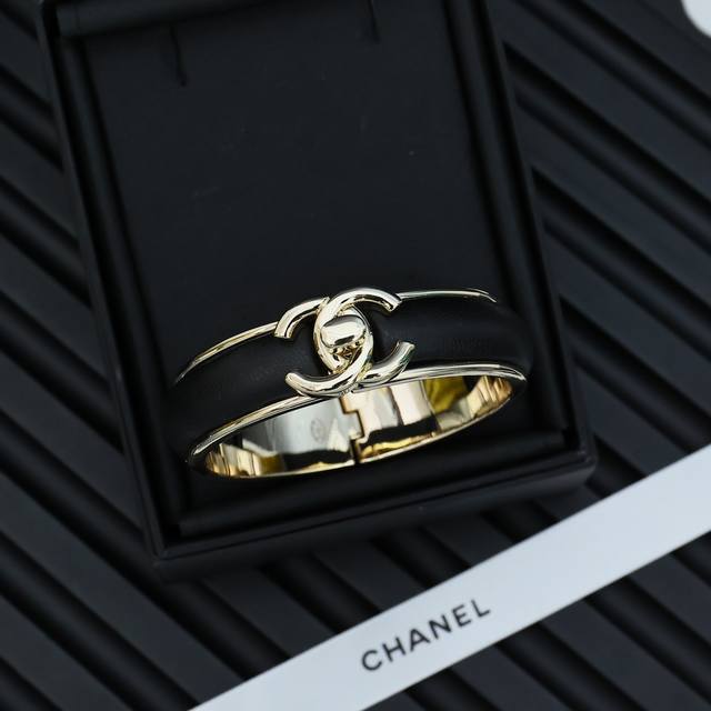 Chanel backpack buckle lambskin bracelet A rare and fashionable high-end feeling
