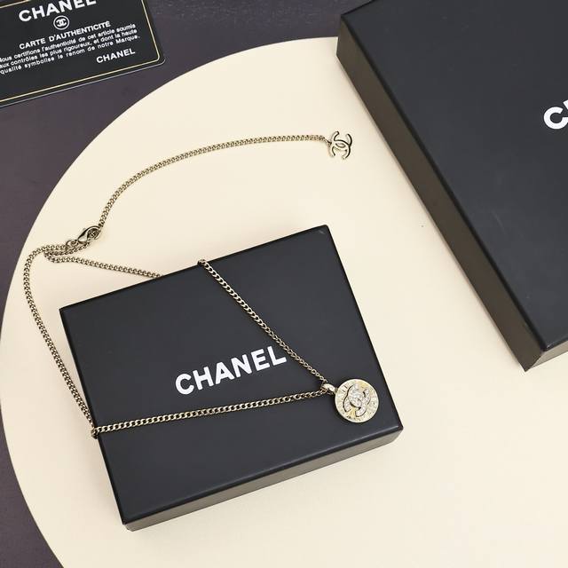 Chanel 25A gold coin button necklace is so exquisite and charming, classic