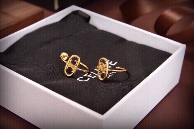 Celine's new golden Arc de Triomphe earrings have a unique design and personalit