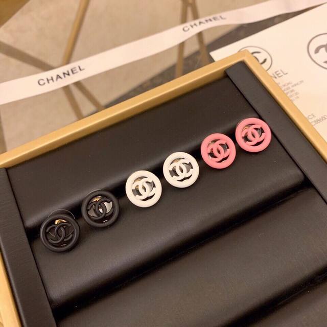Chanel Chanel early spring new resin earrings and ear studs are fashionable acce