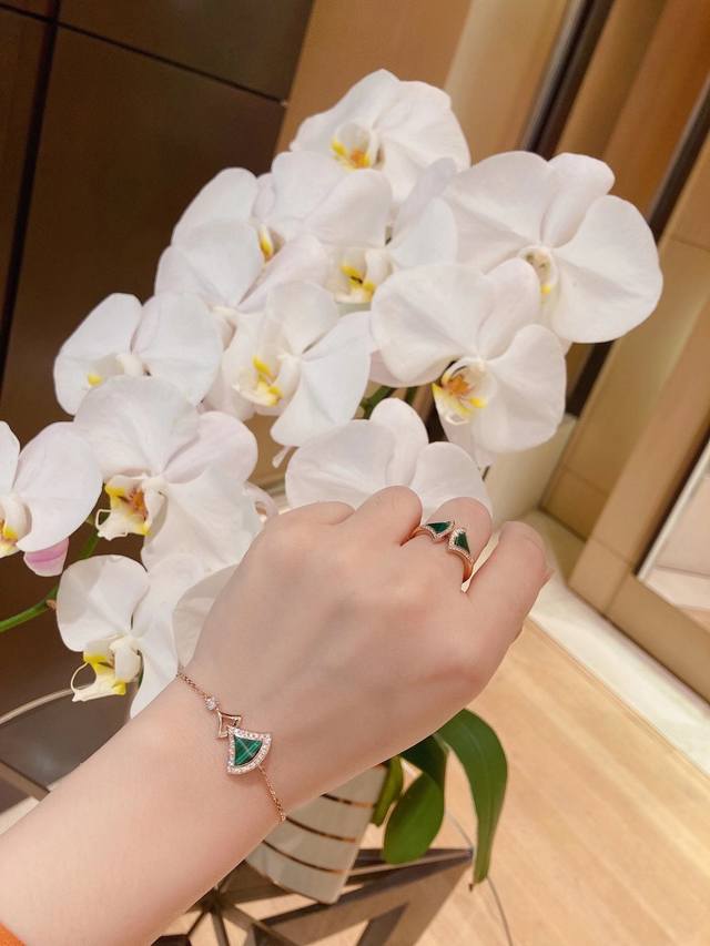 Malachite White Shell We produce small skirt bracelets, which can be customized