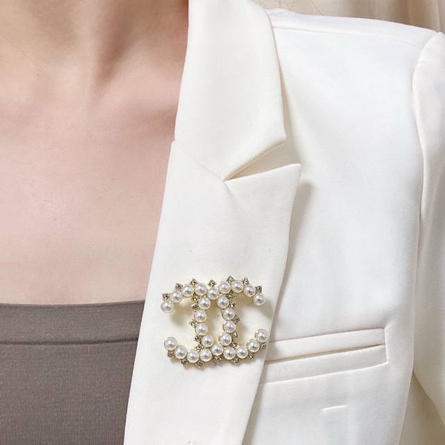 Chanel The new Chanel pearl and diamond brooch is the most understanding accesso