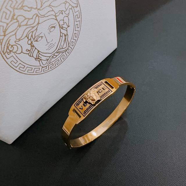 Versace Versace Du Mesa logo bracelet is handsome and cool, revealing a hint of