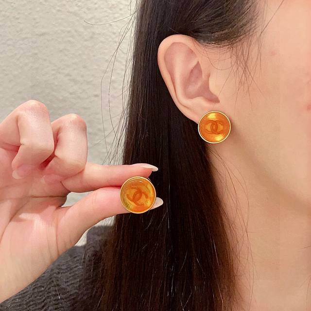 Chanel round double C earrings DDD