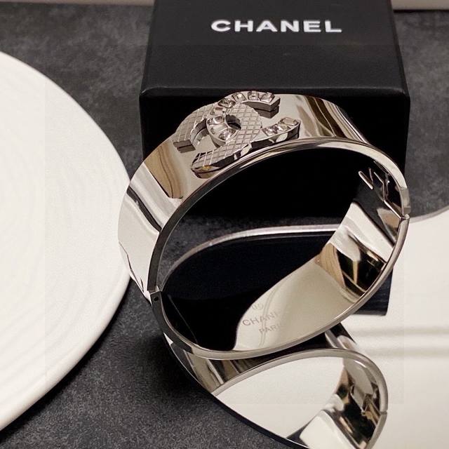 New Chanel wide diamond bracelet, heavy duty, Bling Bling, the color is very we