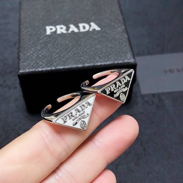 Prada triangle drop oil fashion series open ring! Black and white summer must-h