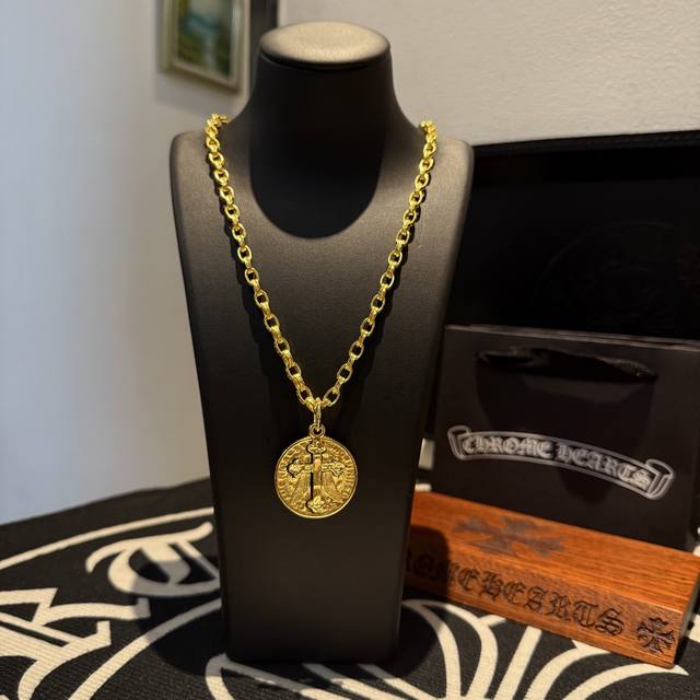 New counter quality Chrome Hearts Chrome Hearts gold letter necklace round cros