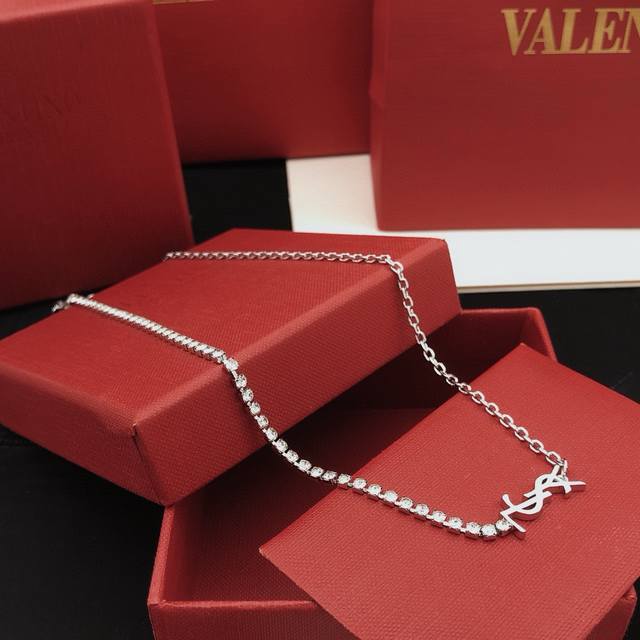 No.Yxl0016 Yvessaintlauren*Latest letter necklace consistent Zp brass material D