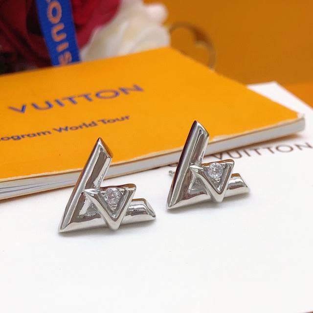 No.Led0057 Lv latest Vv earrings glossy silver consistent Zp brass material DDD