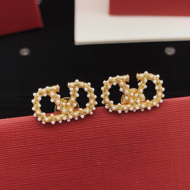 No.Ved0278 Valenti*O's latest V-shaped diamond earrings are consistent with Zp b