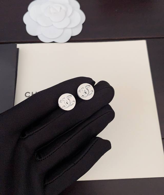 Chanel latest platinum mini round earrings consistent Zp brass material DDD
