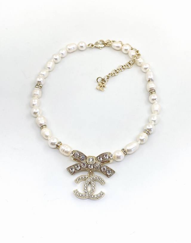 Chanel latest light gold bow shaped pearl necklace consistent Zp brass material