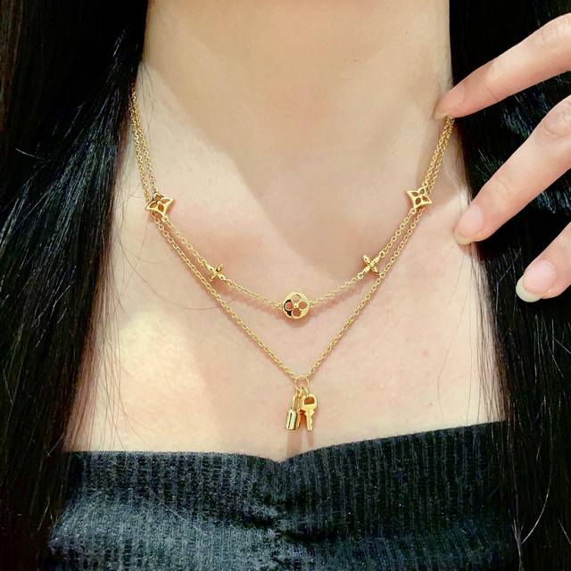 Double-layer necklace Louisvuitton uses classic floral pattern design and doubl