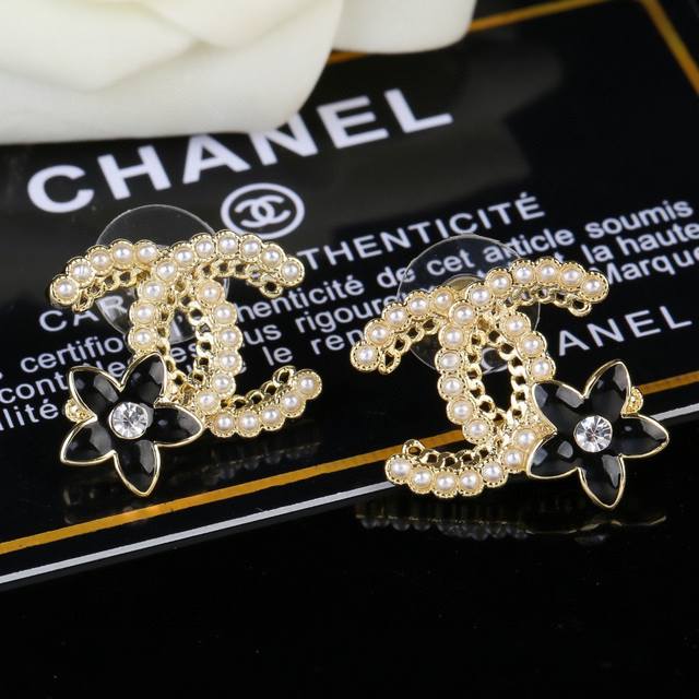 Chanel new drop pearl petal earrings counter synchronous new double C earrings
