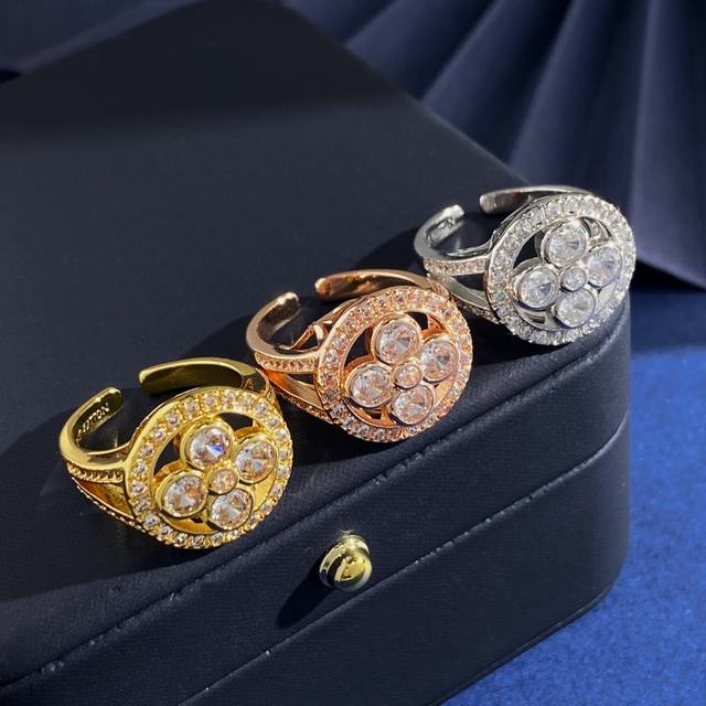 Lu92 Lv Louis Vuitton high-end light luxury hollow round diamond zircon four-lea