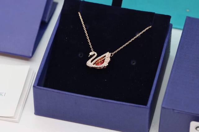 Swarovski Red Diamond Swan Beating Heart Clavicle Necklace This brand has more t