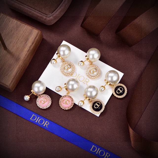 Dior's new style. Dior's new letter earrings are loved by all the top brands. Th