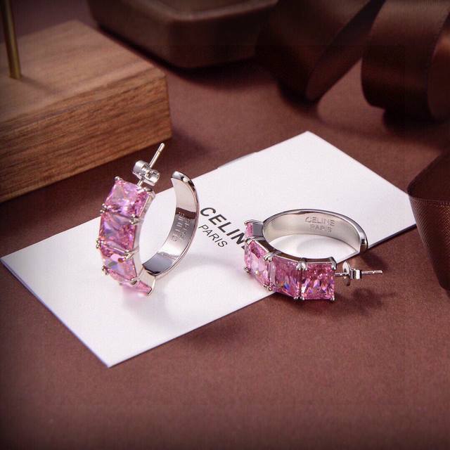 Celine's new earrings have a unique design and personality, subverting your impr