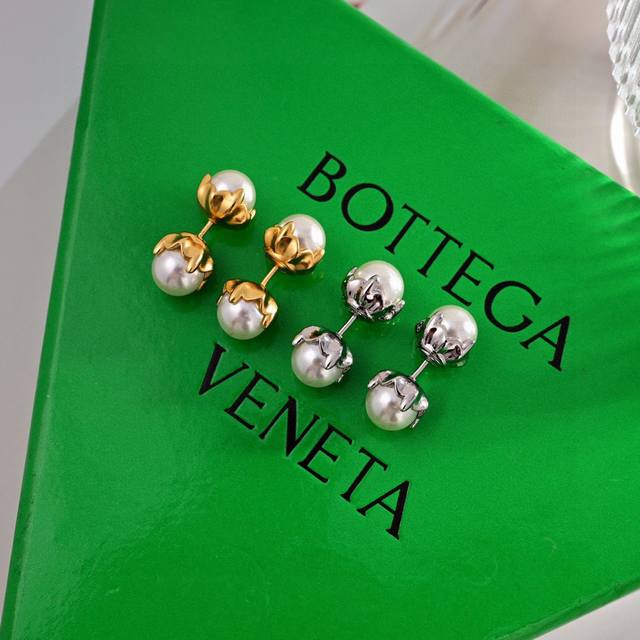 Bottega Venenta's new Bv earrings have a unique design and personality, subverti