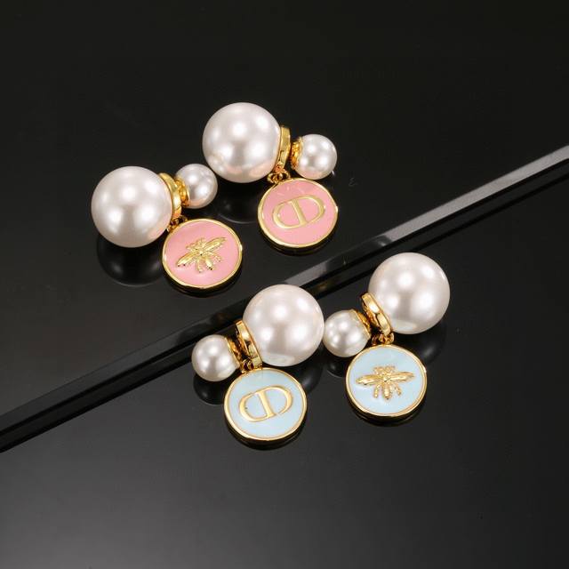 Dior's hot-selling new earrings, new CD letter retro earrings, not ordinary good