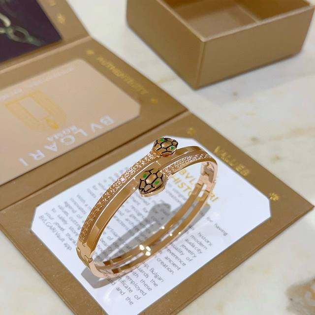 Bulgari bracelet Serpenti Viper series snake bone bracelet, V gold material is p