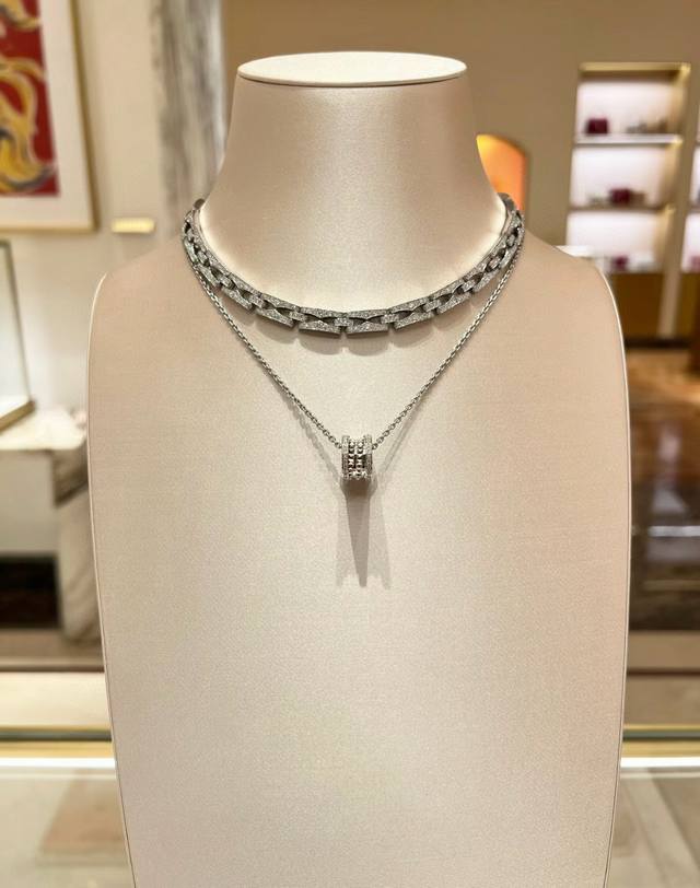Bulgari necklace V gold material with logo. The Bulgari Divas' Dream series is