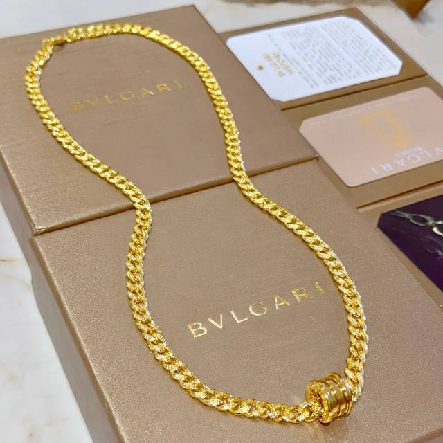 Bulgari necklace V gold material. The Bulgari Divas' Dream series is perfect in