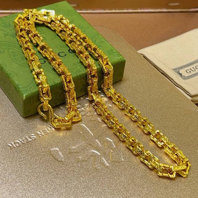 The latest luxury Gucci necklace with a higher grade chain, the same as the cel